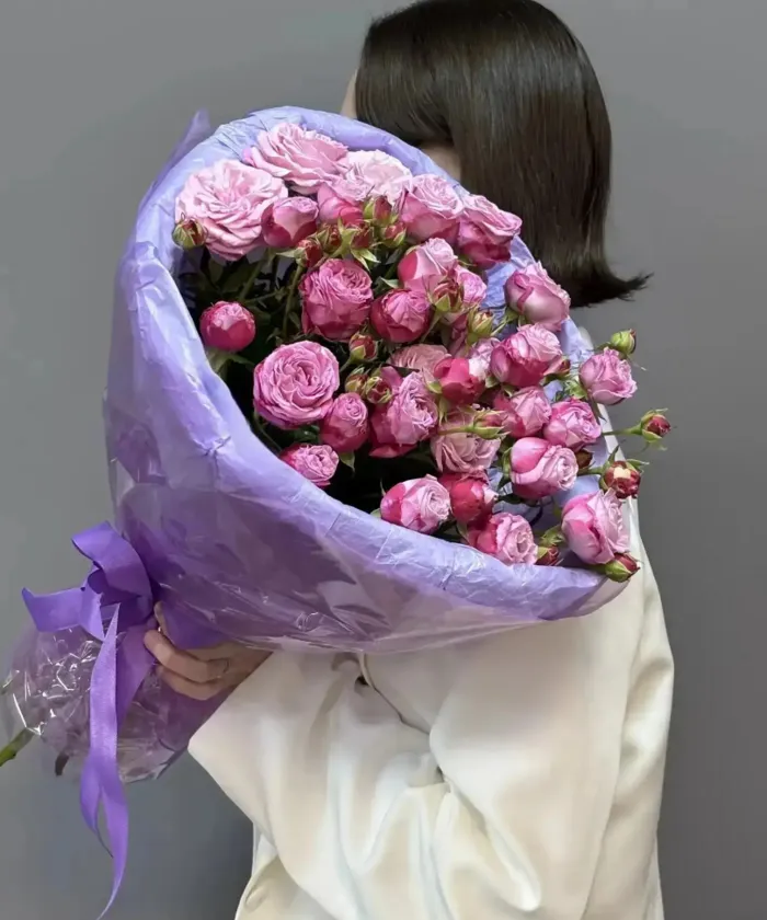 Кустовые розы в упаковке &laquo;Лавандовый зефир&raquo; от интернет-магазина цветов в 