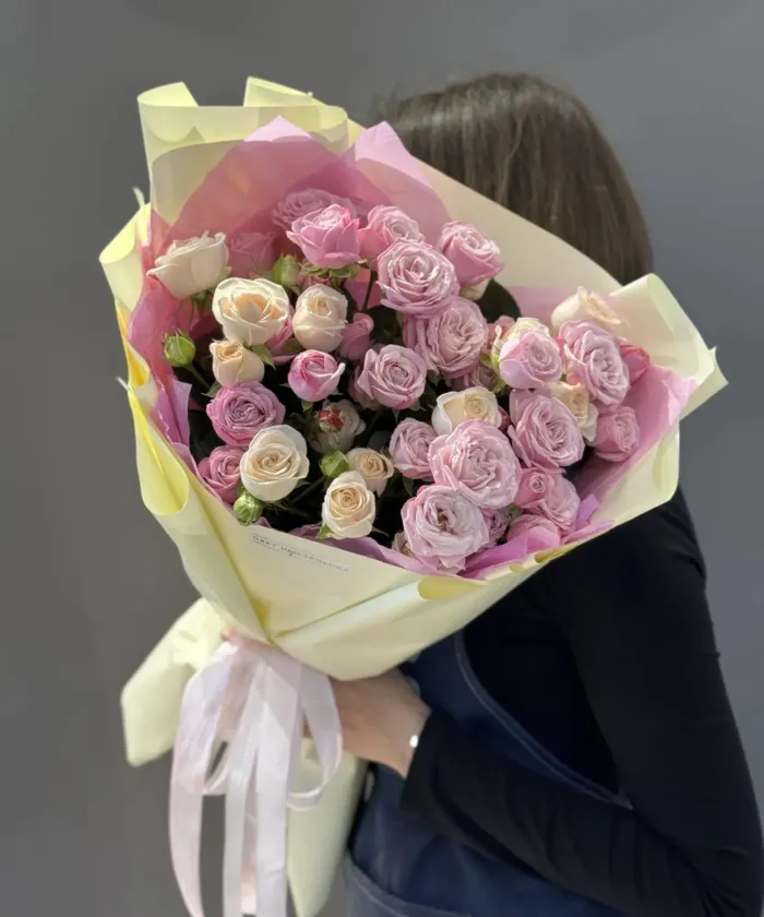 Кустовые розы в упаковке от интернет-магазина цветов в 