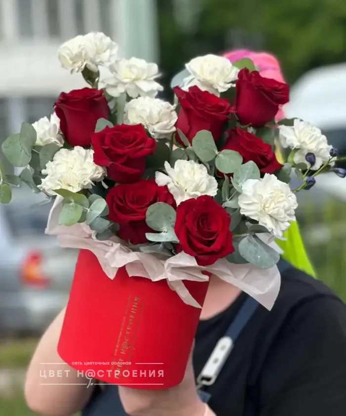 Композиция из роз и диантусов