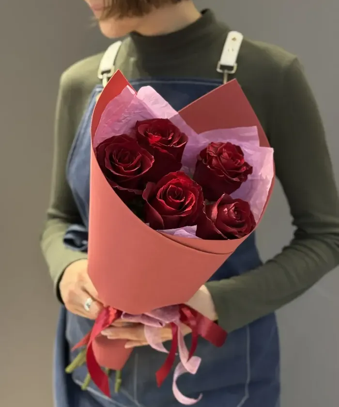 Букет из 5 красных роз Эквадор &laquo;Алый блик&raquo; от интернет-магазина цветов в 