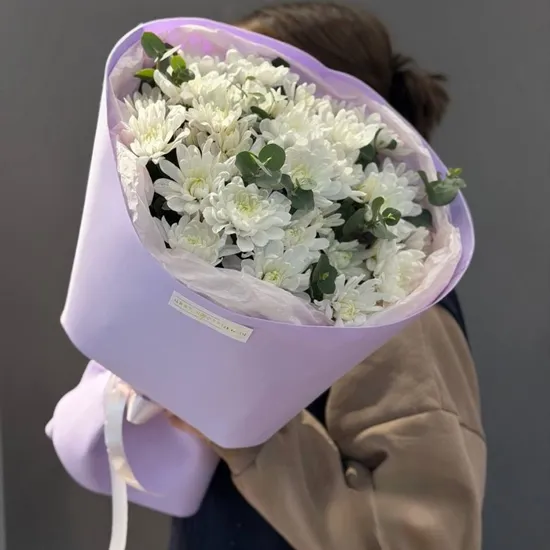 Букет из хризантем с эвкалиптом от интернет-магазина цветов в 