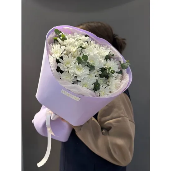 Букет из хризантем с эвкалиптом от интернет-магазина цветов в 