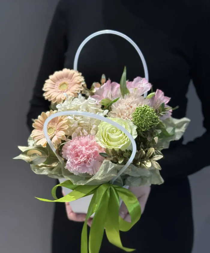 Композиция в сумочке &laquo;Утренняя роса&raquo; от интернет-магазина цветов в 