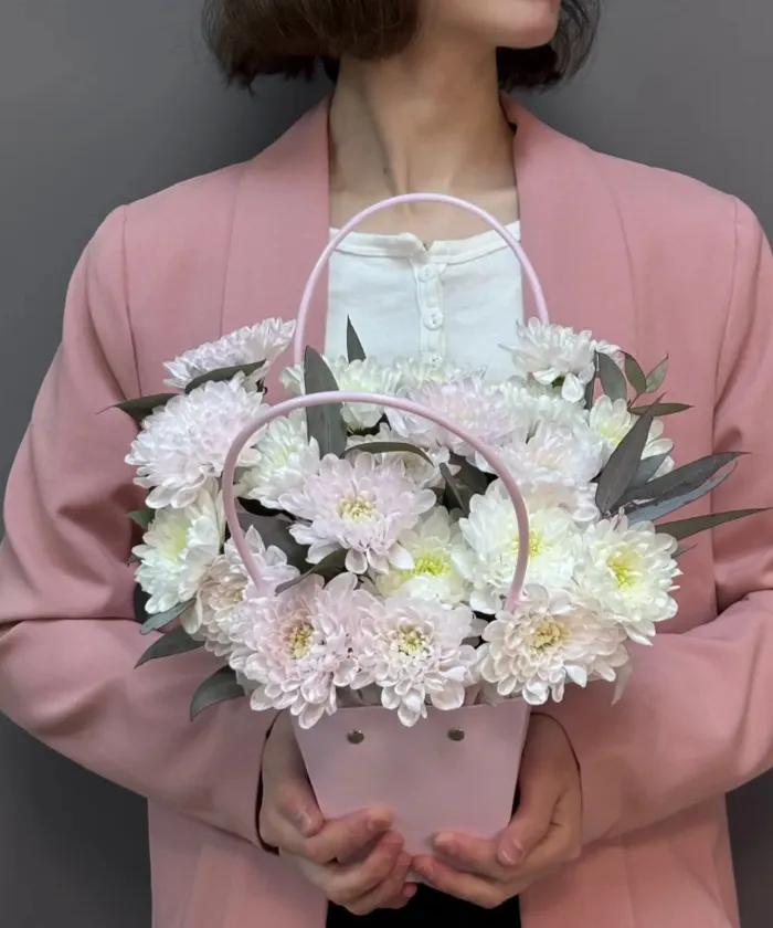 Композиция в сумочке &laquo;Утренняя роса&raquo; от интернет-магазина цветов в 