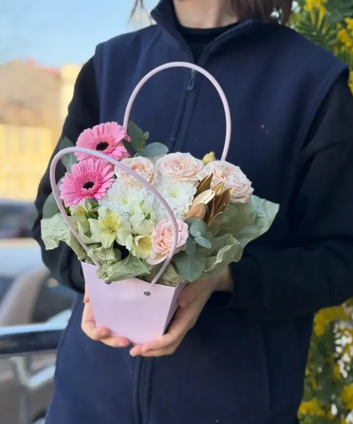 Композиция в сумочке &laquo;Утренняя роса&raquo; от интернет-магазина цветов в 