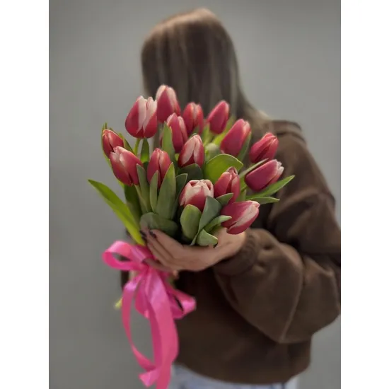 Букет из 15 красно-белых тюльпанов от интернет-магазина цветов в 