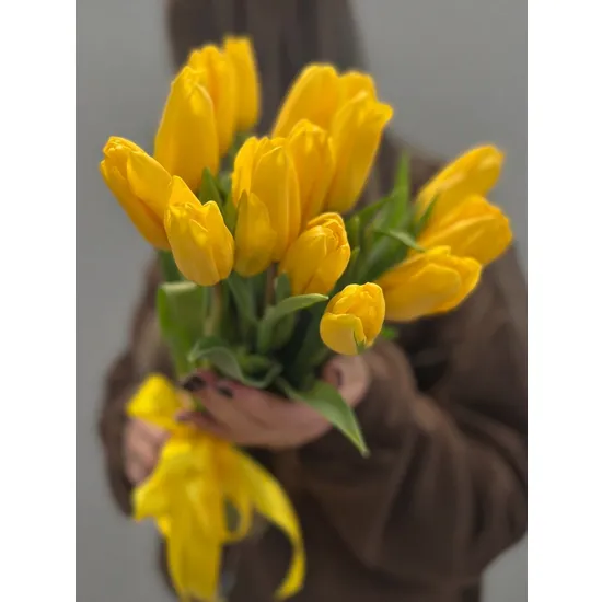 Букет из 15 жёлтых тюльпанов от интернет-магазина цветов в 