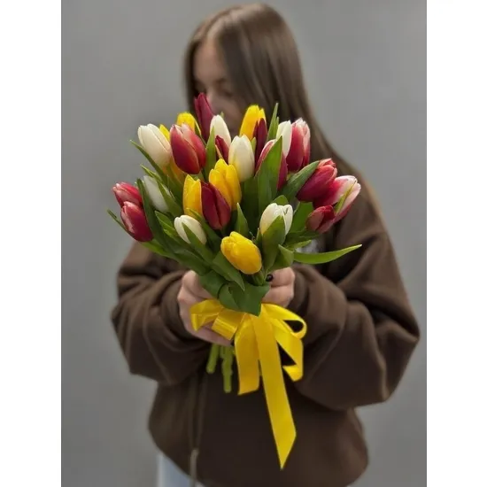 Букет из 25 микс тюльпанов от интернет-магазина цветов в 