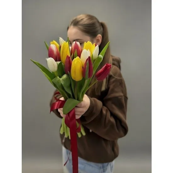 Букет из 15 тюльпанов микс от интернет-магазина цветов в 