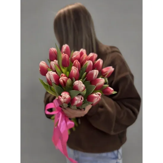 Букет из 25 красно-белых тюльпанов от интернет-магазина цветов в 