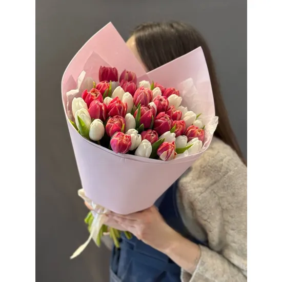 45 тюльпанов в упаковке от интернет-магазина цветов в 