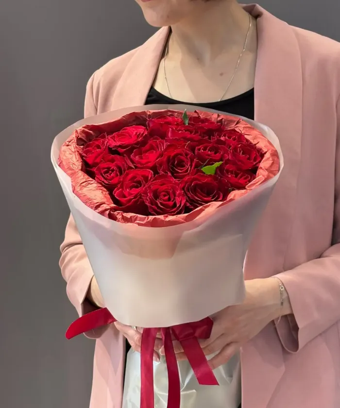 15 Кенийских роз в упаковке от интернет-магазина цветов в 