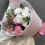 Букет из хризантем и диантусов
