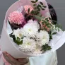 Букет из хризантем и диантусов