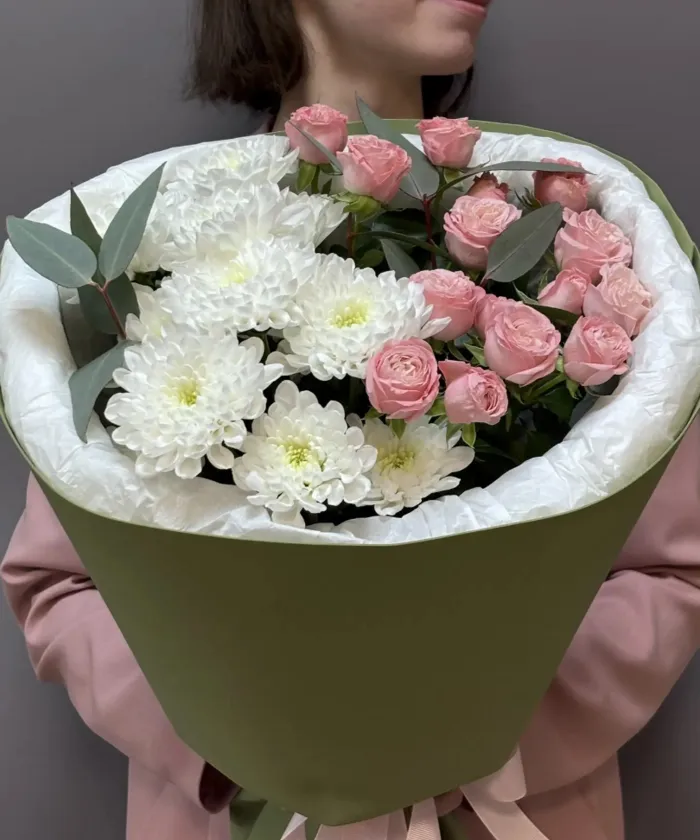 Букет из кустовых роз и хризантем &laquo;Нежность&raquo;