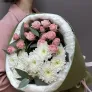 Букет из кустовых роз и хризантем «Нежность»