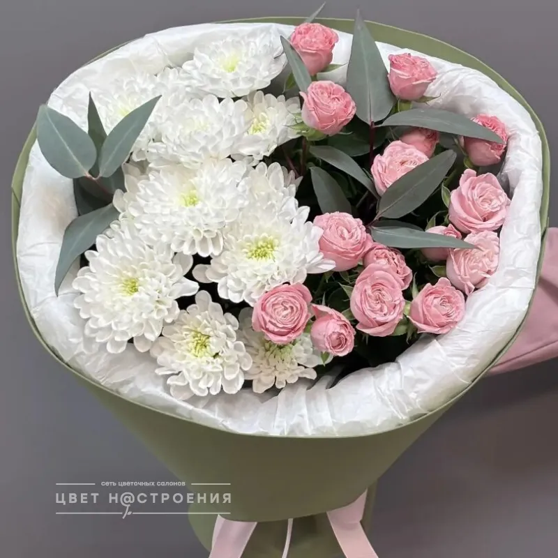 Букет из кустовых роз и хризантем «Нежность»