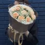 Букет из гипсофилы и диантусов