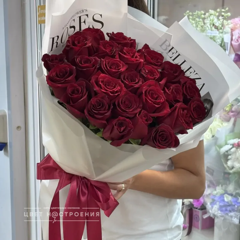 25 красных роз Эквадор 60см в упаковке