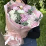 Букет из нежных пионов с эвкалиптом