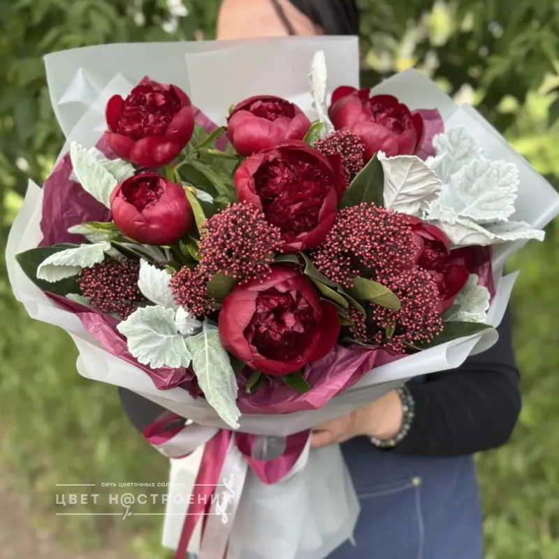 Букет с пионами и скимией
