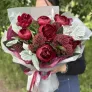 Букет с пионами и скимией