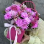 Композиция с орхидеями и хризантемами в сумочке