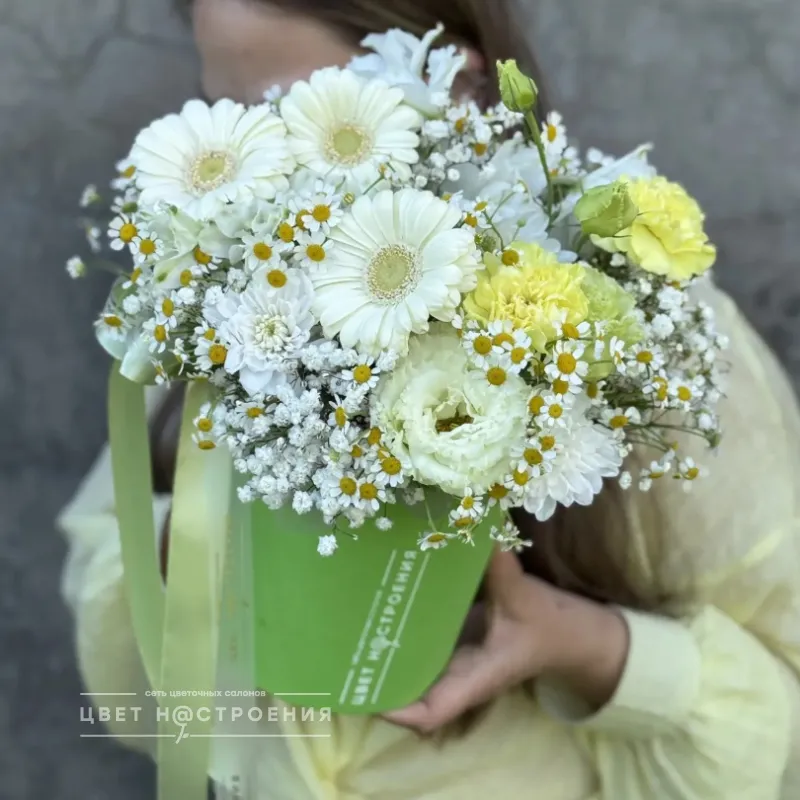 Летняя композиция с ромашками и гермини