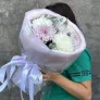 Букет из одноголовых хризантем с эвкалиптом
