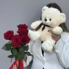 Подарочный набор: 5 красных роз и плюшевый мишка