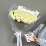 Подарочный набор: 41 белая роза и конфеты «Рафаэлло»