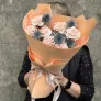 Букет с персиковыми диантусами и эрингиумом