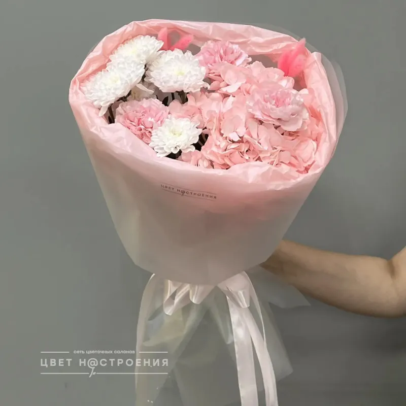 Сборный букет с розовой гортензией и диантусами