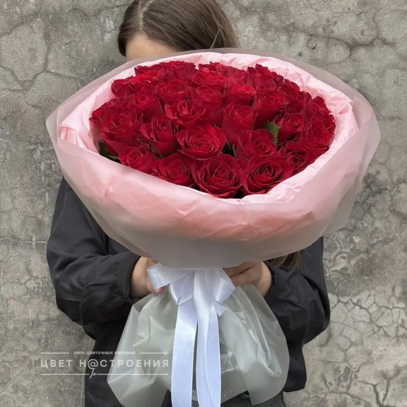 35 Кенийских красных роз 50см в упаковке