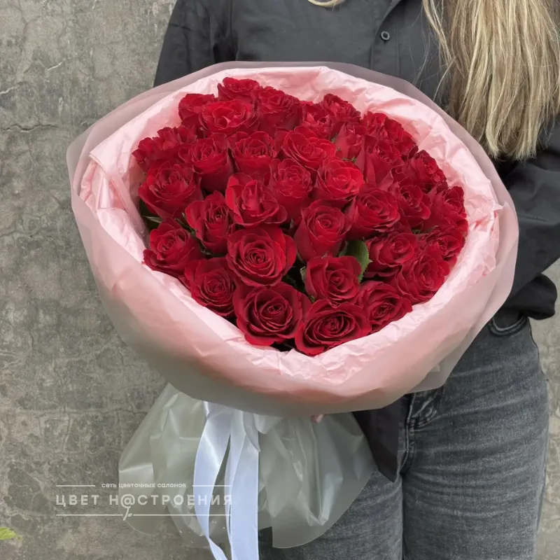 35 Кенийских красных роз 50см в упаковке