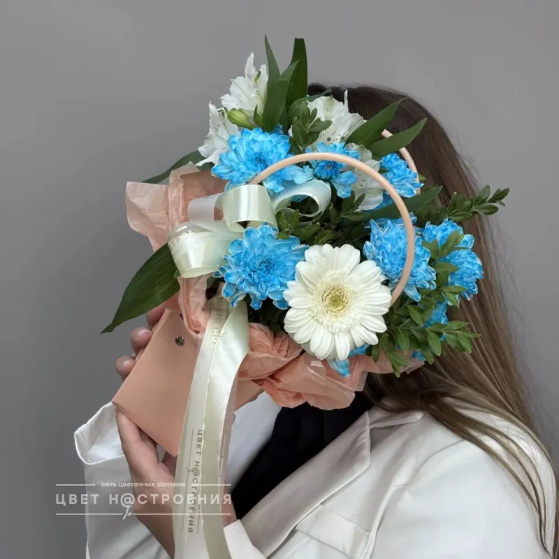 Композиция в сумочке хризантемы и гермини