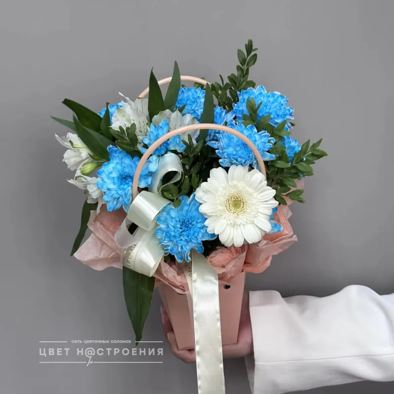 Композиция в сумочке хризантемы и гермини