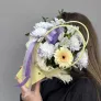 Букет в сумочке учителю с сиреневыми хризантемами и гермини