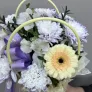 Букет в сумочке учителю с сиреневыми хризантемами и гермини