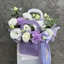 Композиция в сумочке с эустомой и диантусами
