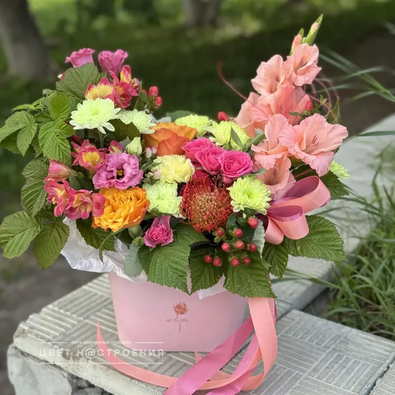 Летняя композиция с гладиолусом и розами