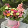 Летняя композиция с гладиолусом и розами