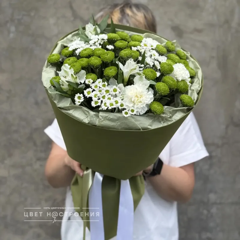 Стильный зеленый букет с ромашками и гвоздиками