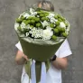 Стильный зеленый букет с ромашками и гвоздиками