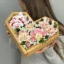 Нежный деревянный бокс-сердце с цветами и Raffaello