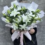 Букет белых лилий в упаковке