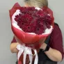Монобукет из бордовых гербер в красной упаковке