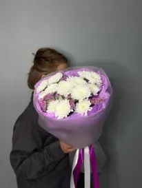 Нежный букет из хризантем и статицы