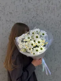Букет из белых кустовых хризантем и ромашек