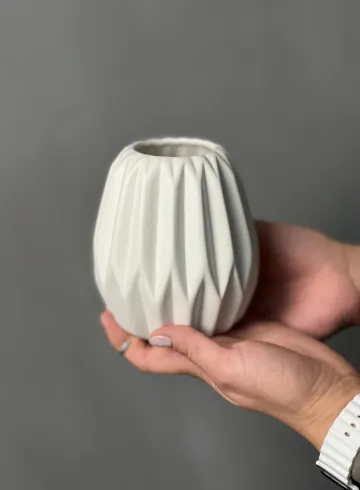 Керамическая ваза белая от интернет-магазина цветов в 